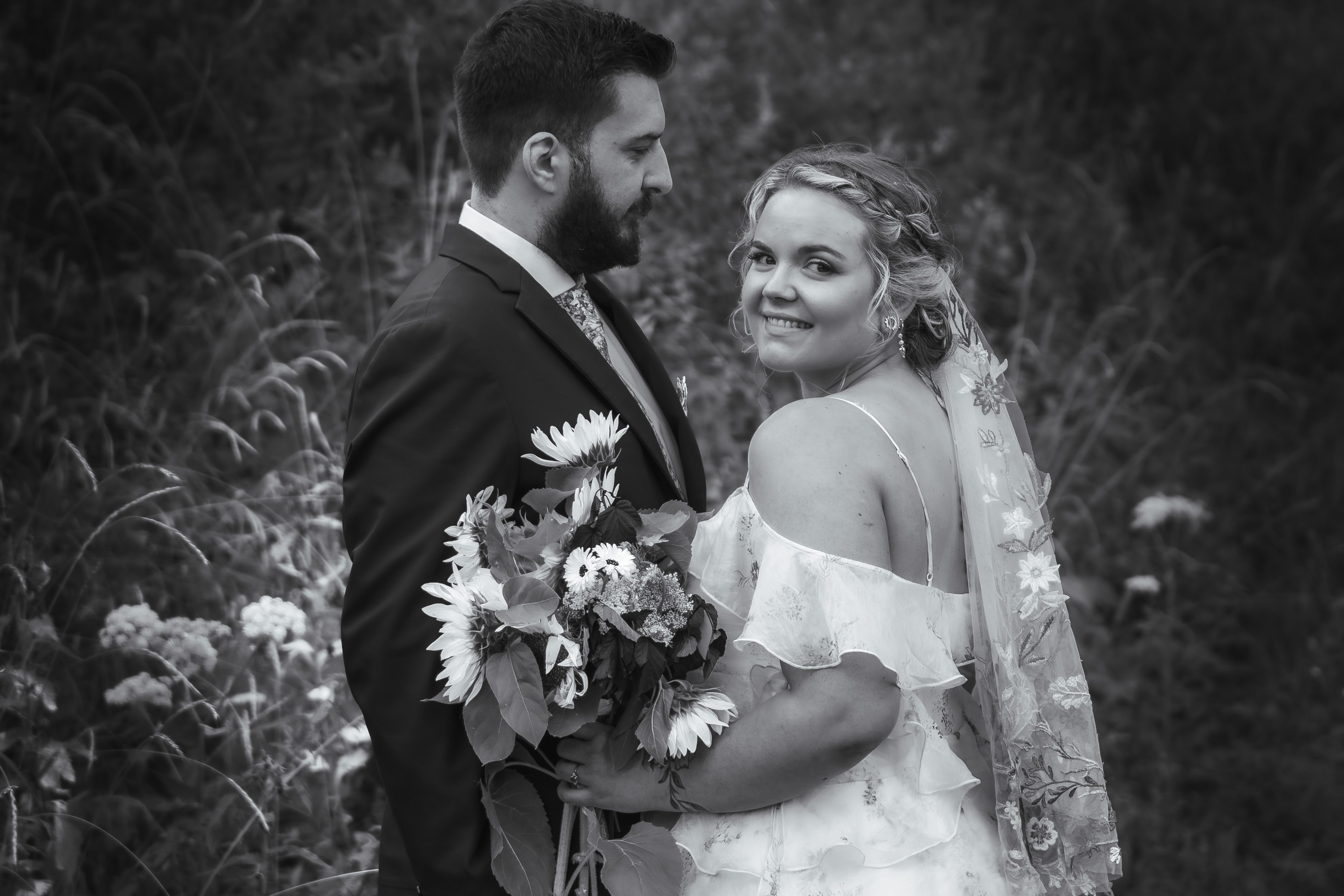 Brudepar fotografert utendørs i Innlandet av Fotograf Spalder