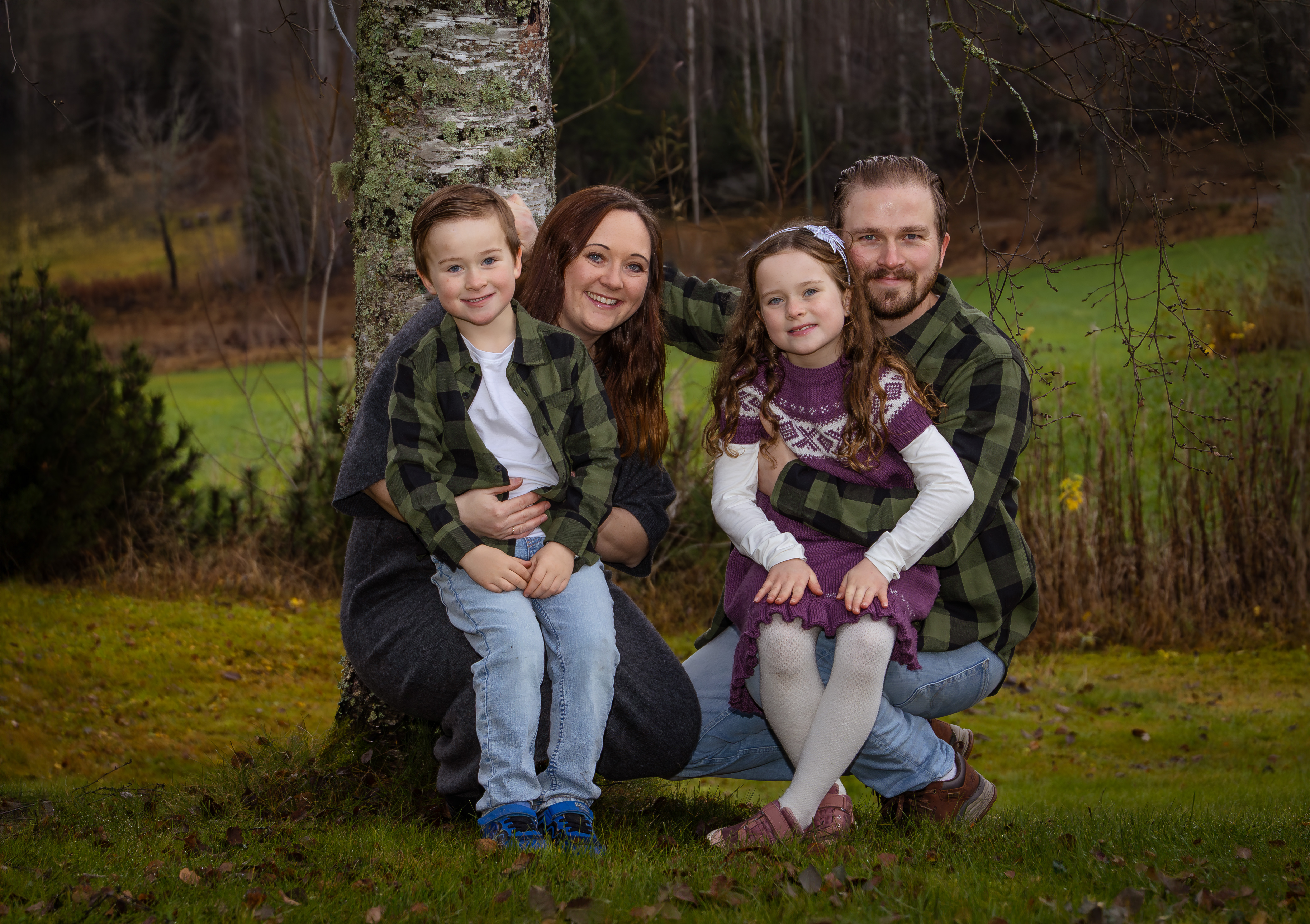 Familiefoto utendørs i Ringsaker av Fotograf Spalder