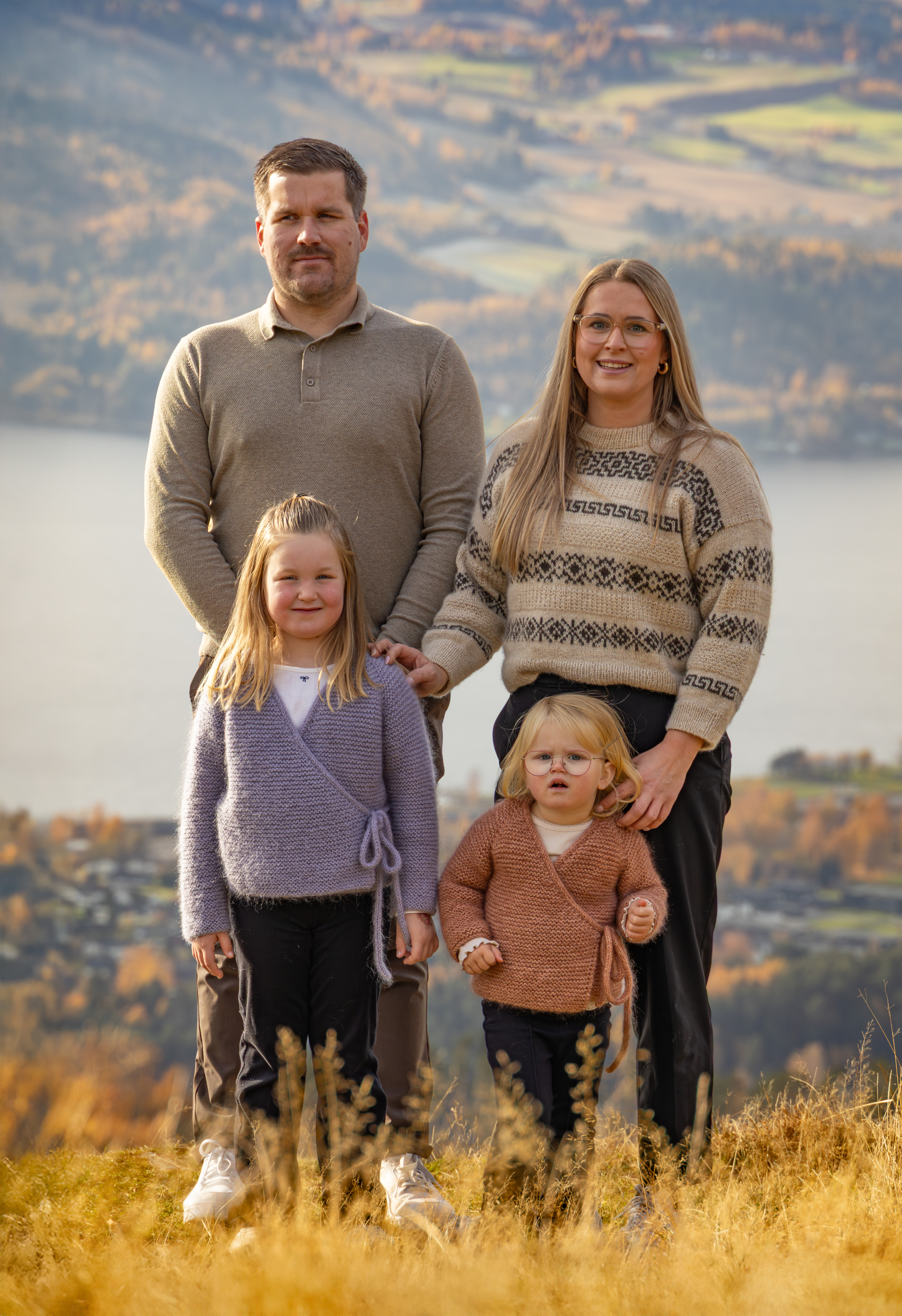 Naturlig familiebilde i Innlandet av Fotograf Spalder